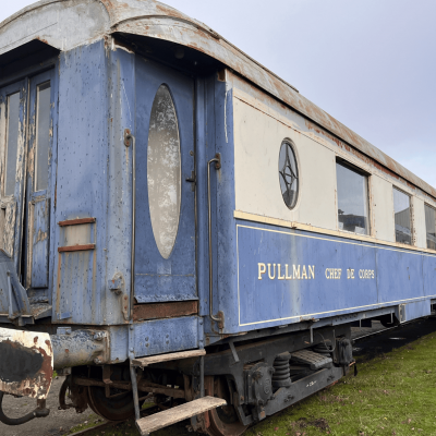 Voiture Pullman sur voie du dépôt