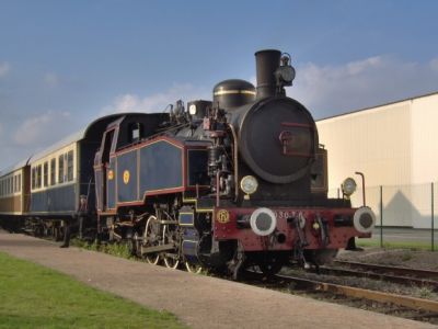 train vapeur stationné devant la gare