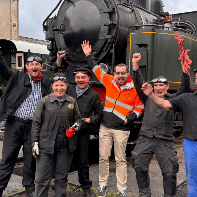 Equipage de bénévole devant machine à vapeur